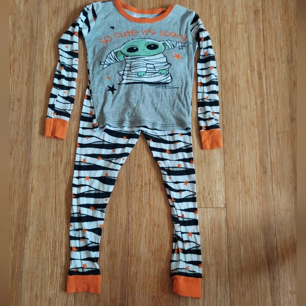 🎁 10/$25  - Baby Yoda mummy pajamas, size 8. STAR WARS